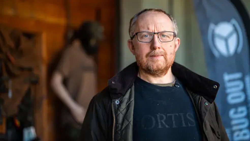 Leigh Price diz que viver em uma sociedade em que é possível receber compras de supermercado na porta de casa tornou as pessoas menos preparadas para desastres — Foto: BBC