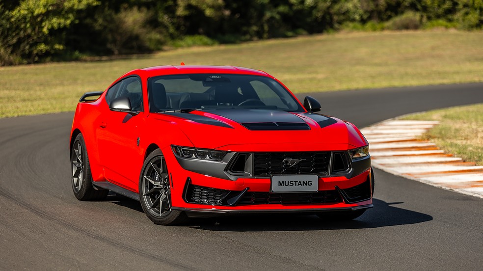 Ford Mustang Dark Horse custa R$ 649 mil no Brasil. Na Argentina agora ele sai por R$ 390 mil (US$ 75 mil) — Foto: Divulgação / Ford