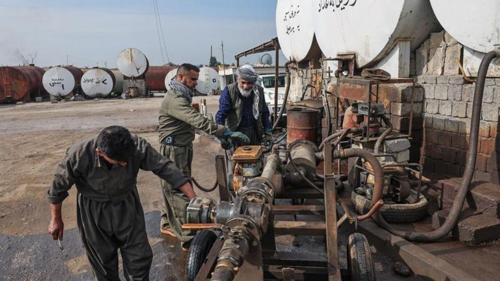 Os produtores de petróleo do Oriente Médio enfrentam desafios consideráveis devido ao bloqueio do Estreito de Ormuz causado pelo conflito — Foto: Getty Images via BBC