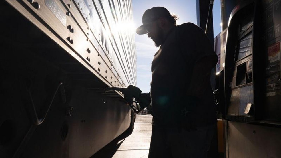 Os americanos estão expostos às variações do preço dos combustíveis — Foto: Bloomberg via Getty Images/BBC