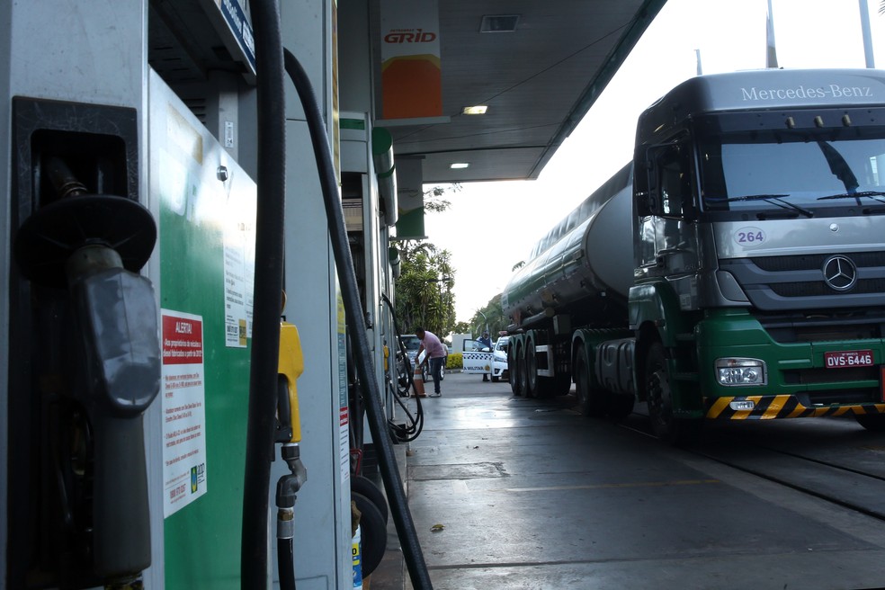 Caminhão abastece com diesel em posto de combustível em Brasília no dia 27 de maio de 2018 — Foto: Marcello Casal Jr/Agência Brasil