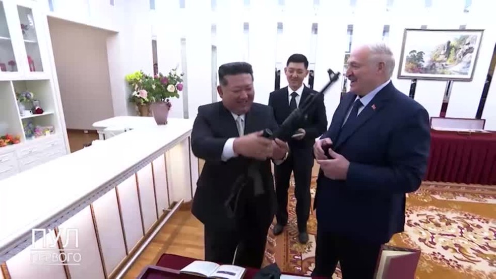 Lukashenko entrega fuzil para Kim Jong-un durante encontro na Coreia do Norte — Foto: Pul Pervogo via REUTERS