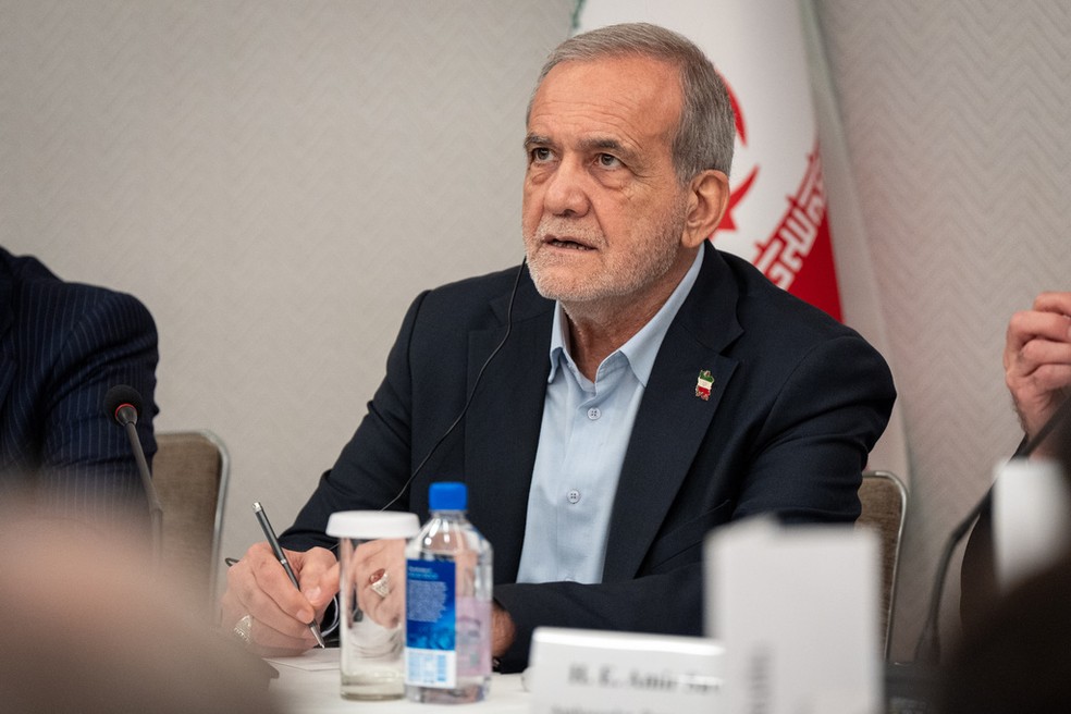 O presidente do Irã, Masoud Pezeshkian, responde a perguntas da imprensa durante uma coletiva em Nova York, nesta sexta-feira (26) — Foto: Angelina Katsanis/AP Photo