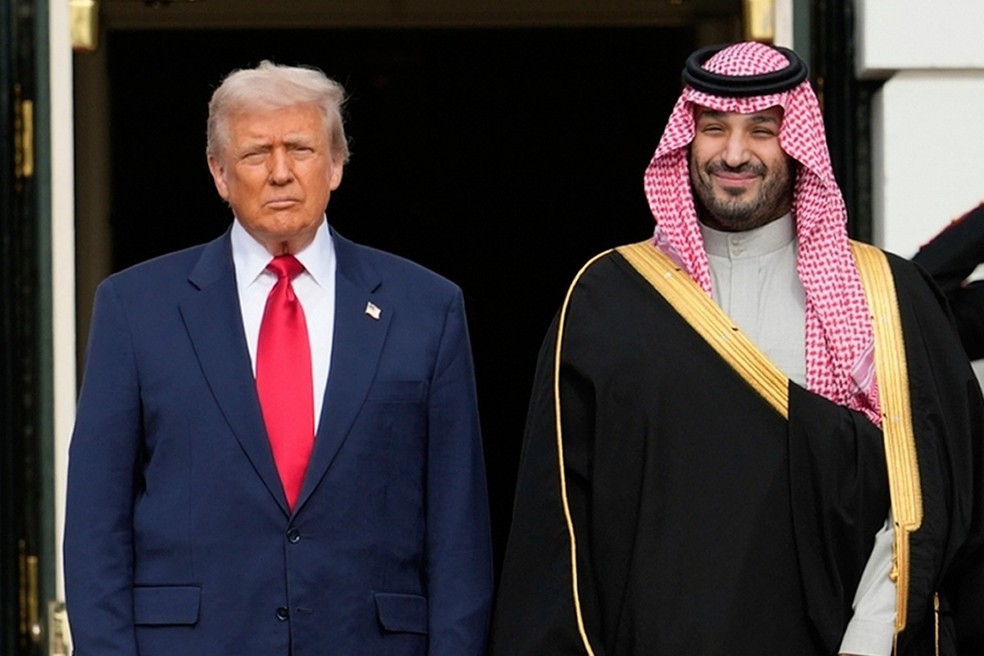 O presidente Donald Trump posa ao lado do príncipe herdeiro da Arábia Saudita, Mohammed bin Salman, durante sua visita à Casa Branca. — Foto: Mark Schiefelbein/AP/Arquivo