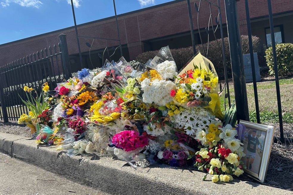 Flores enfeitam uma cerca em frente à North Hall High School em Gainesville, Geórgia. — Foto: AP/Emilie Megnien