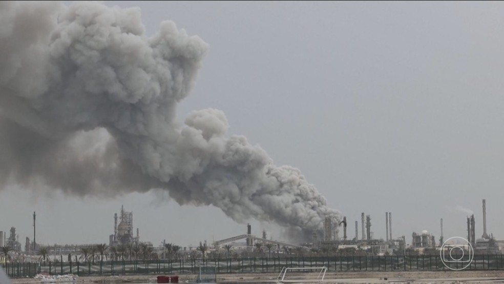 Sob comando do novo líder supremo, Irã ataca Kuwait, Catar e refinaria de petróleo do Bahrein — Foto: Jornal Nacional/ Reprodução