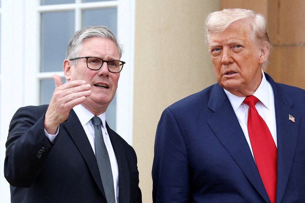 Trump ao lado do premiê britânico Keir Starmer — Foto: Reuters