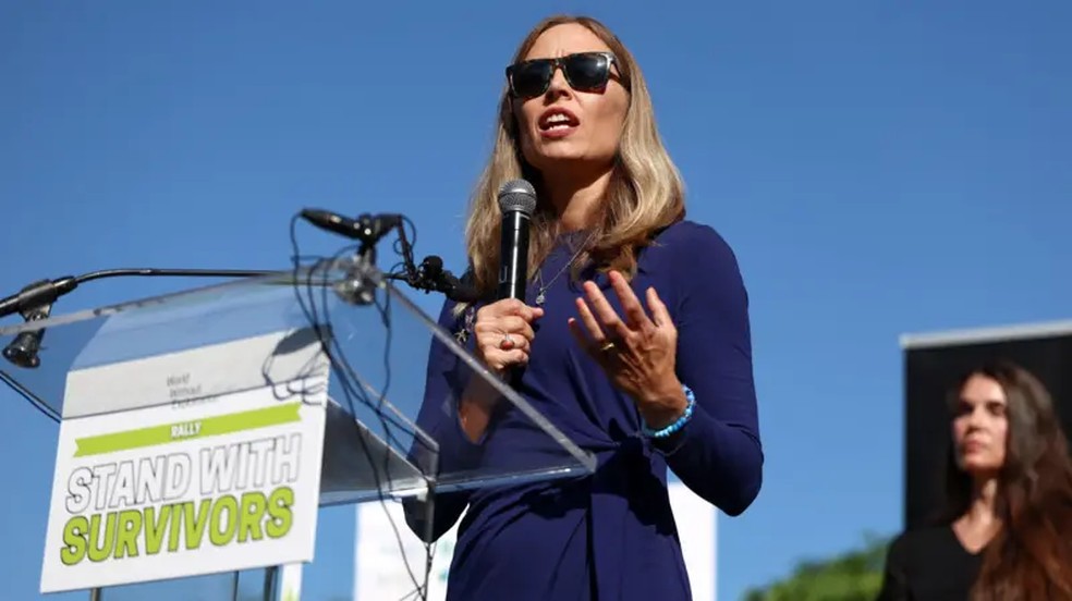 A sobrevivente de Epstein Annie Farmer (irmã de Maria Farmer) fala em apoio a outras vítimas — Foto: Reuters via BBC