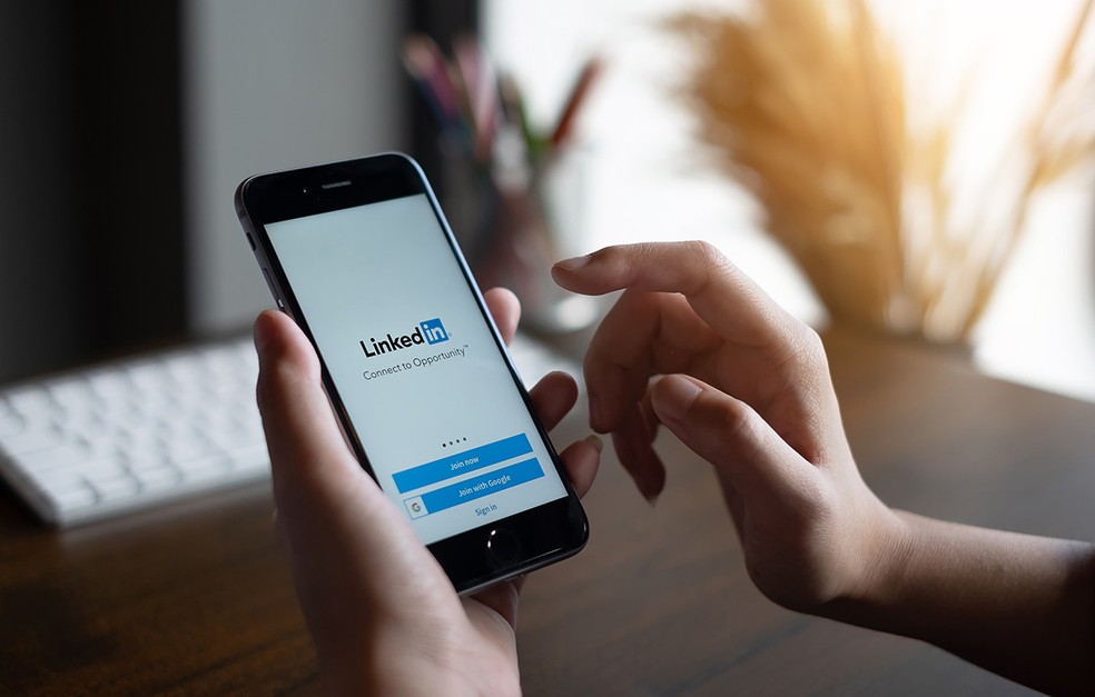 LinkedIn é a maior rede social profissional do mundo, funcionando como um currículo online, ferramenta de networking e plataforma de busca de empregos. — Foto: Adobe Stock