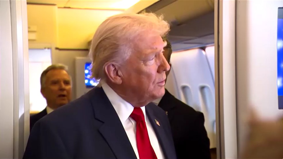 Donald Trump no avião presidencial, em 8 de março de 2026 — Foto: Reprodução/Reuters