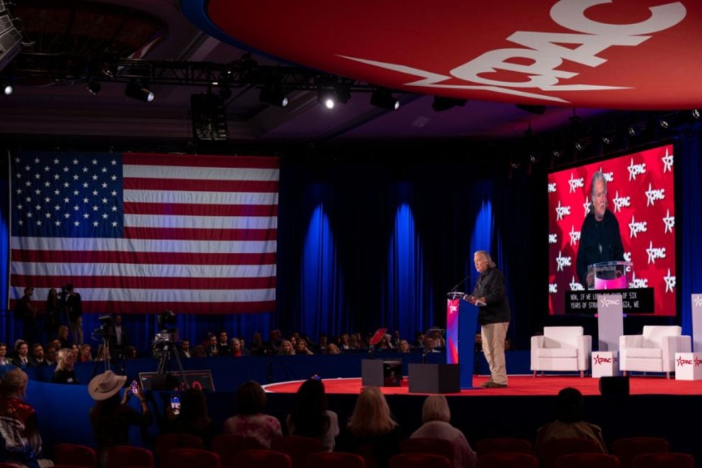 Steve Bannon discursa durante a CPAC em Dallas, na sexta-feira, 27 de março de 2026. — Foto: AP/Gabriela Passos