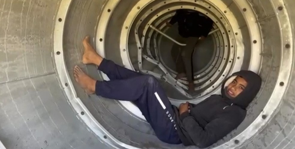 Menino é visto dentro de fragmento de míssil ao sul de Israel — Foto: Reuters