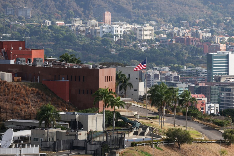 Bandeira dos EUA volta a ser hasteada na embaixada americana em Caracas, na Venezuela, após sete anos, em 16 de março de 2026 — Foto: Leonardo Fernandez Viloria/Reuters