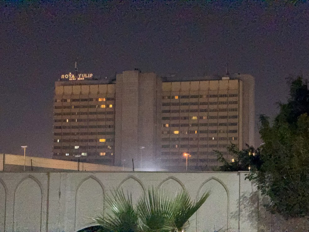 O Hotel Al-Rasheed, na Zona Verde de Bagdá , após um suposto ataque com drone, segundo fontes de segurança — Foto: REUTERS/Stringer