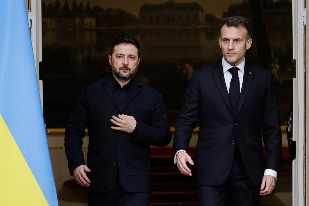O presidente da Ucrânia, Volodymyr Zelensky e o presidente da França, Emmanuel Macron, em Paris — Foto: LUDOVIC MARIN/Pool via REUTERS