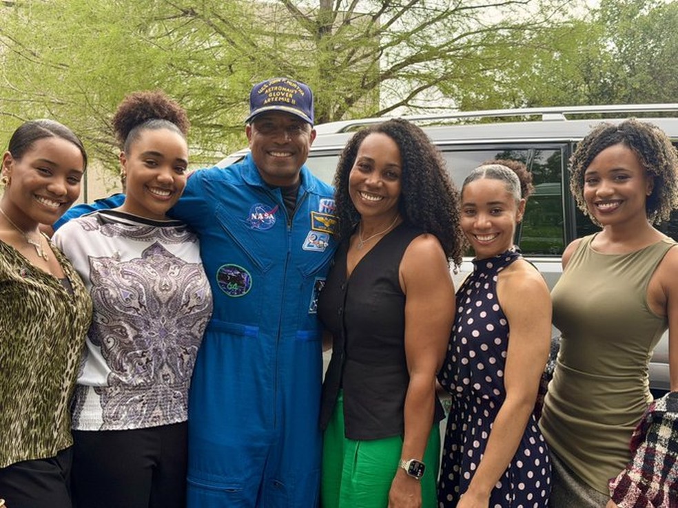O astronauta Victor Glover e sua família. — Foto: Rede social