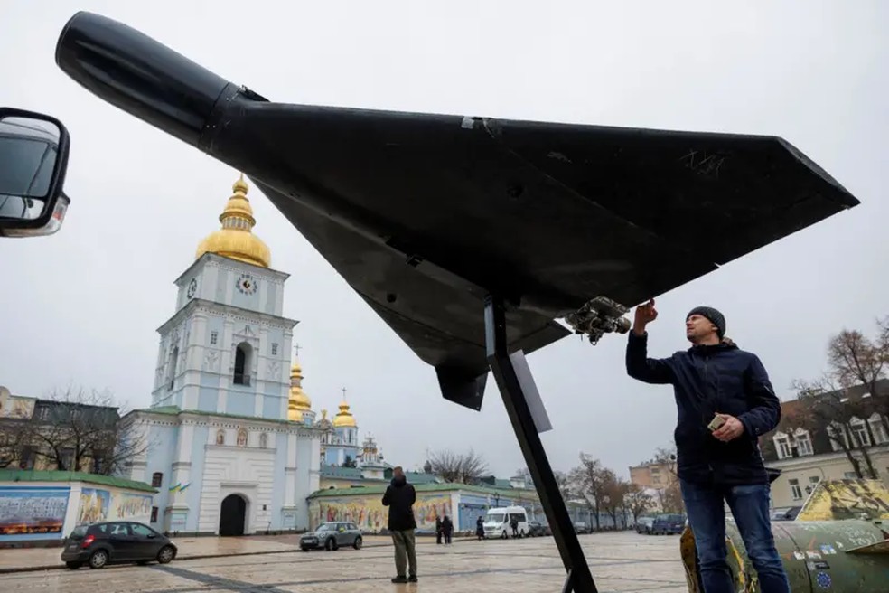 Drone Shahed-136, criado pelo Irã e aperfeiçoado pela Rússia, é exibido em frente à catedral de São Miguel em Kiev, na Ucrânia — Foto: Valentyn Ogirenko/Reuters