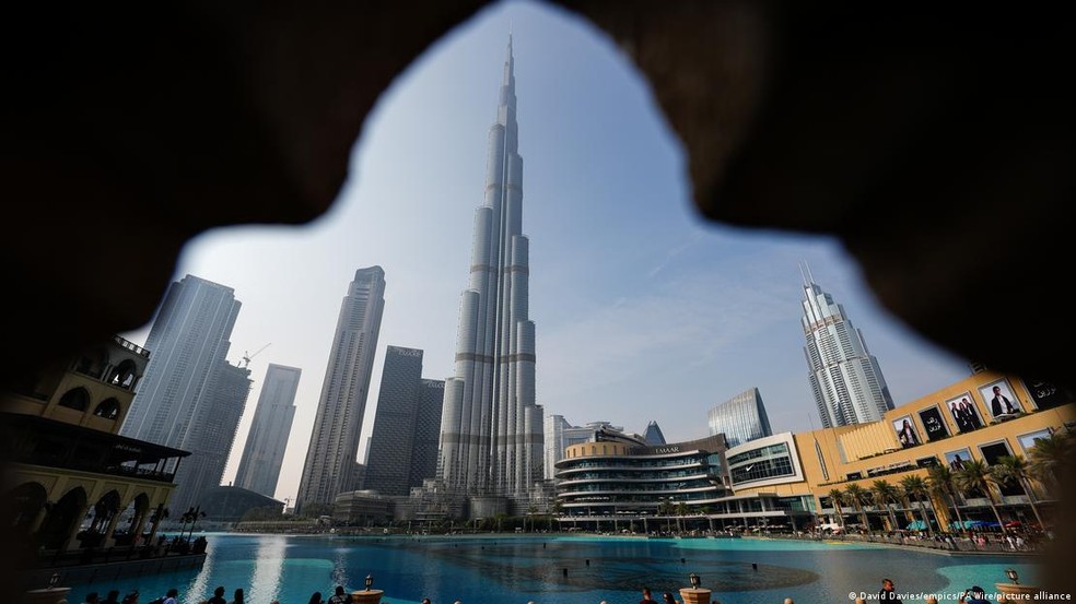 Cerca de 20 milhões de turistas visitaram Dubai no ano passado – uma das principais atrações do emirado é o Burj Khalifa, edifício mais alto do mundo — Foto: David Davies/empics/PA Wire/picture alliance via DW