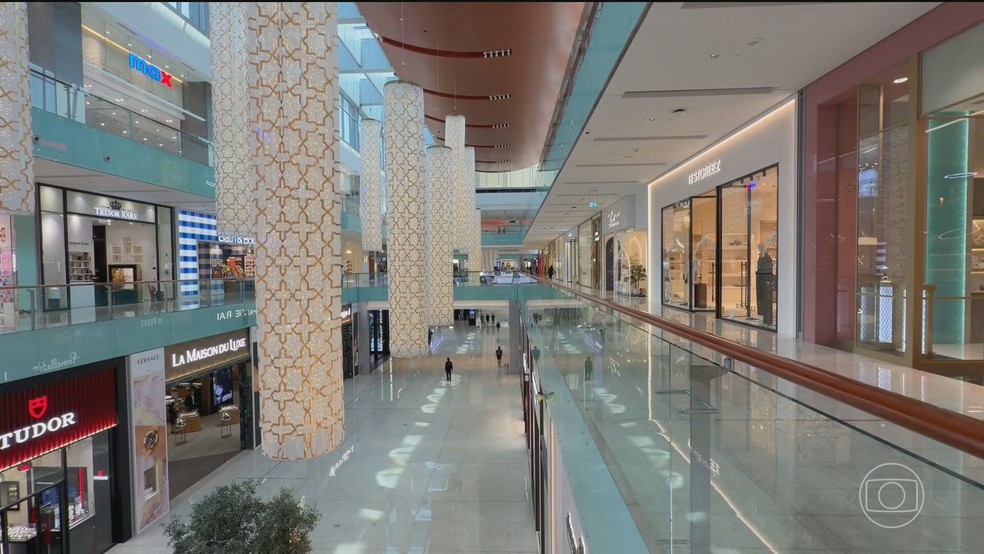 Shopping pouco baixo movimento em Dubai — Foto: Reprodução/TV Globo
