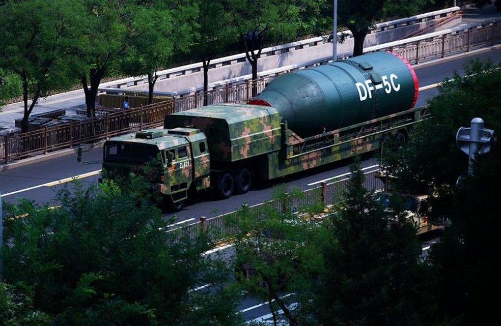 [bbc] Veículo militar transporta mísseis nucleares intercontinentais durante o desfile militar do Dia da Vitória, em 3 de setembro de 2025, em Pequim, China — Foto: VCG via Getty Images