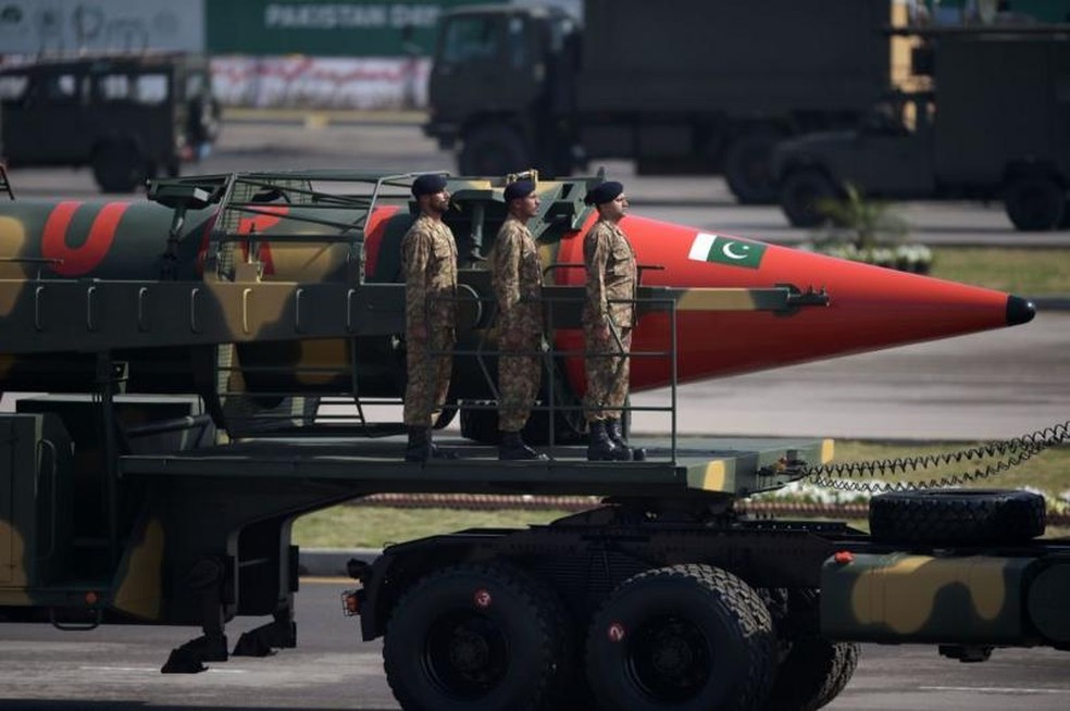 Militares paquistaneses exibem míssil com capacidade nuclear em Islamabad — Foto: AFP/Getty Images
