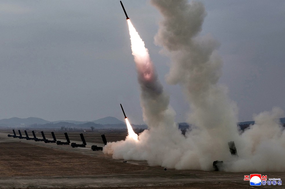 Um teste de lançamento de lançadores múltiplos de foguetes de calibre 600 mm em 14 de março de 2026 — Foto: KCNA via REUTERS