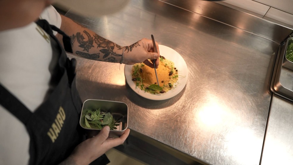 Uso de microverdes e flores comestíveis na alta gastronomia, no Espírito Santo — Foto: Samy Ferreira/ TV Gazeta