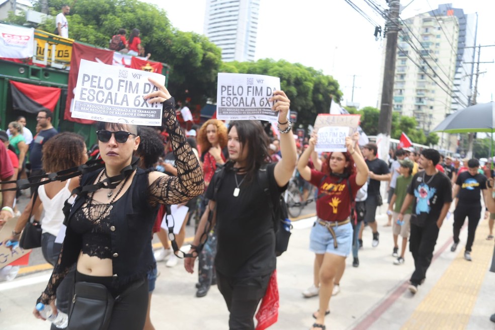 Manifestantes protestam pelo fim da escala 6x1 com faixas e cartazes. — Foto: Cláudio Pinheiro / O Liberal