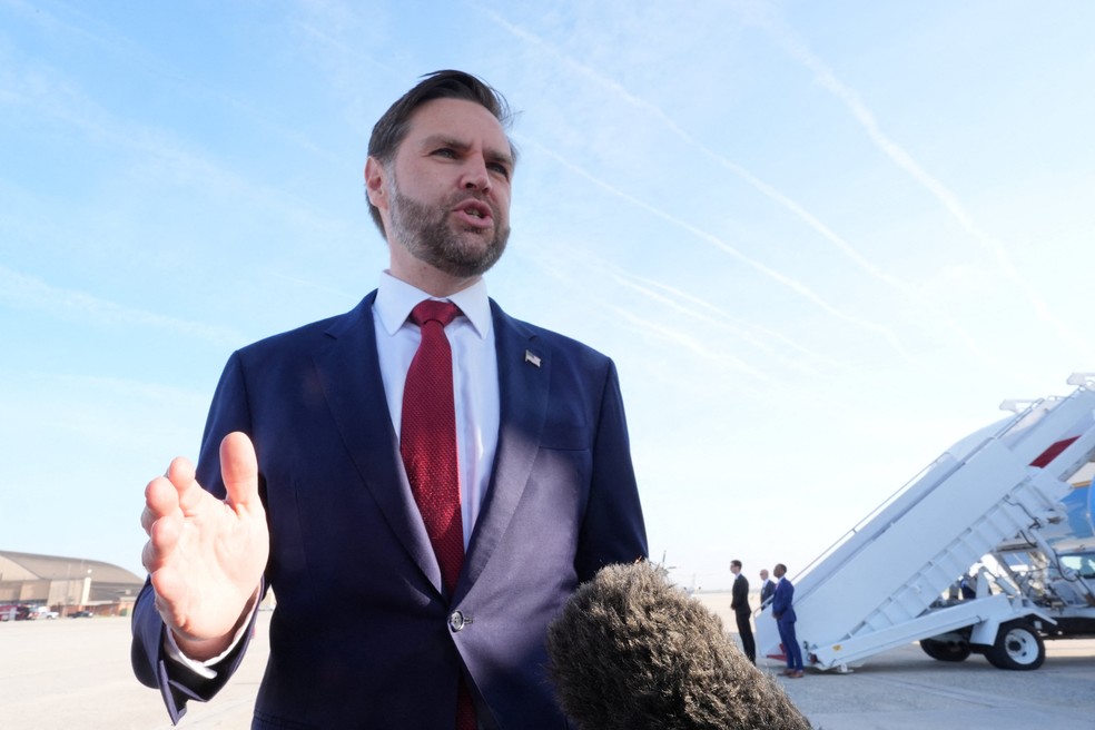 O vice-presidente dos Estados Unidos, JD Vance, fala com a imprensa antes de embarcar para Islamabad, no Paquistão, para conversas com o Irã, em 10 de abril de 2026. — Foto: Jacquelyn Martin/ Pool via Reuters
