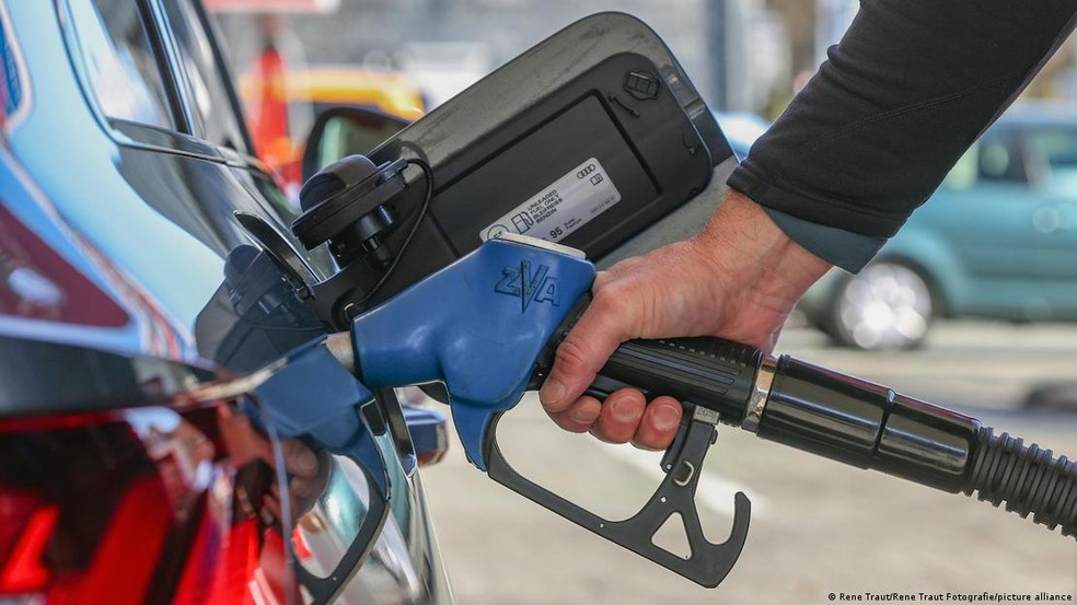 Preço do combustível já tem sofrido os reflexos do fechamento do Estreito de Ormuz — Foto: Rene Traut/Rene Traut Fotografie/picture alliance via DW