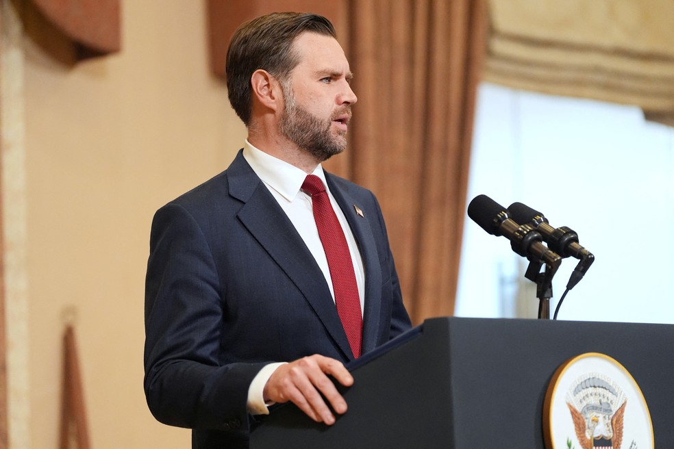 O vice-presidente dos EUA, JD Vance, discursa durante uma coletiva de imprensa após reunião com representantes do Paquistão e do Irã, no domingo, 12 de abril de 2026, em Islamabad, Paquistão — Foto: Jacquelyn Martin/Pool via REUTERS