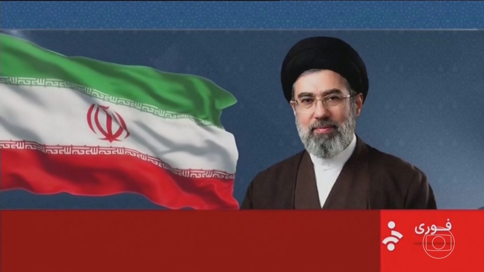 Mojtaba Khamenei, novo líder supremo do Irã, aparece em uma transmissão da TV estatal iraniana. — Foto: Jornal Nacional/ Reprodução