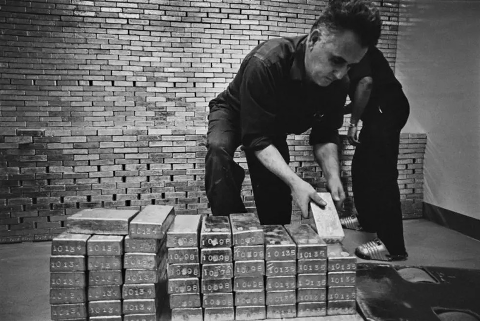 Os países europeus acumularam seu ouro nos Estados Unidos a partir da década de 1950 por temor à ameaça soviética — Foto: Getty Images via BBC