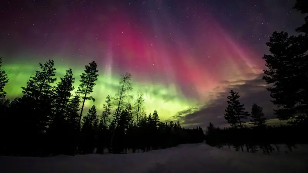 Auroras boreais em Rovaniemi, na Lapônia, um dos maiores atrativos turísticos da Finlândia — Foto: Alexander Kuznetsov/Handout via Reuters