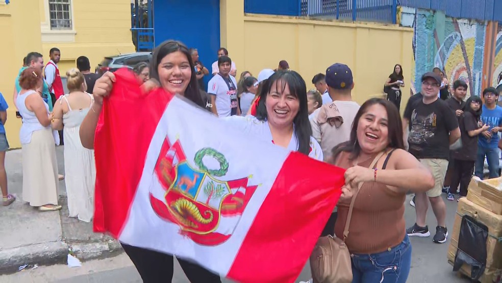 Peruanos residentes em São Paulo fazem fila para votar na Avenida Paulista — Foto: Israel Smuk/TV Globo