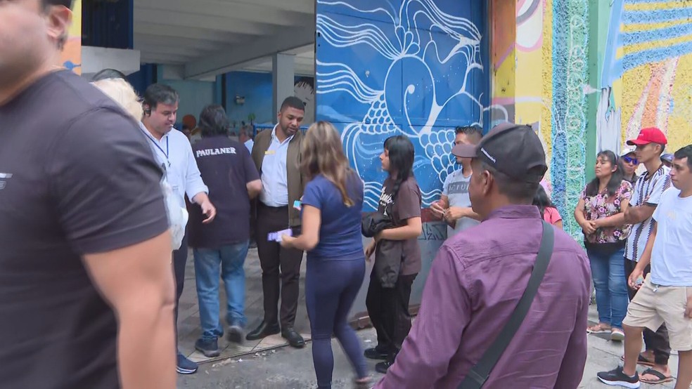Peruanos residentes em São Paulo fazem fila para votar na Avenida Paulista — Foto: Israel Smuk/TV Globo