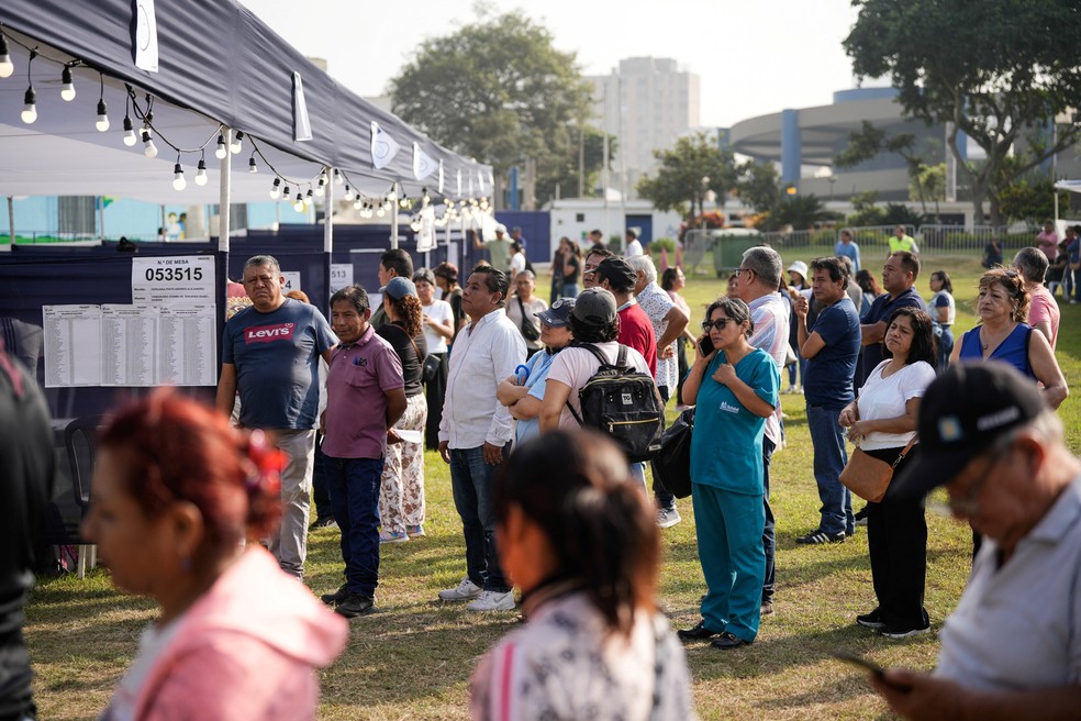 Pessoas aguardam em fila para votar durante as eleições gerais do Peru, em Lima, Peru, 12 de abril de 2026 — Foto: REUTERS/Angela Ponce TPX IMAGES OF THE DAY