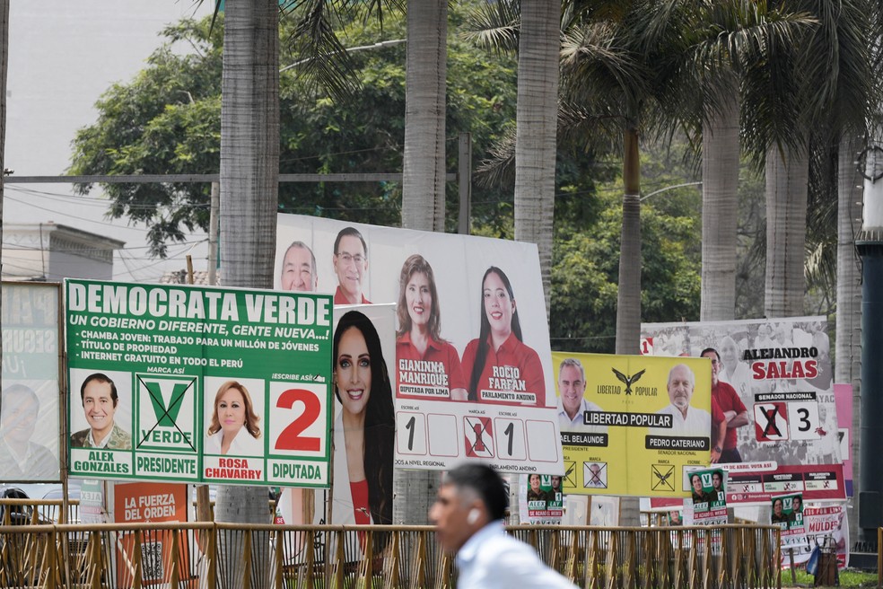 Publicidade política em Lima no Peru no dia 8 de abril de 2026; país vai às urnas neste domingo (12) escolher o candidato presidencial — Foto: REUTERS/Angela Ponce