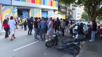 Peruanos residentes no Brasil fazem fila para votar em SP