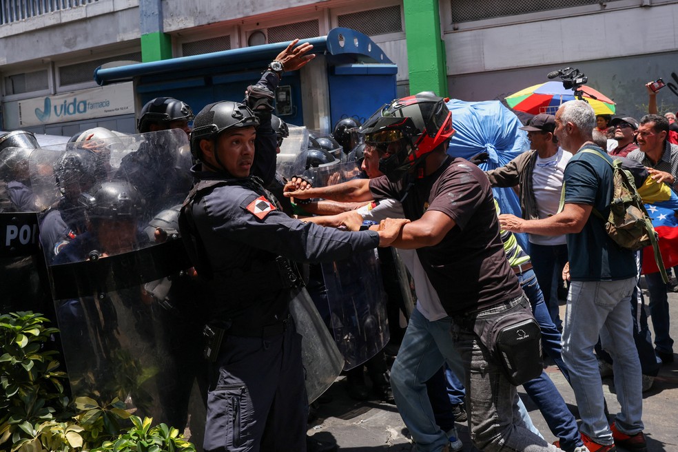 Trabalhadores do setor público entram em confronto com a Polícia Bolivariana durante um protesto por salários mais altos e melhores condições de trabalho, em Caracas , Venezuela — Foto: REUTERS/Leonardo Fernandez Viloria