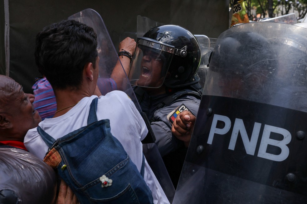 Protesto de servidores públicos em Caracas termina em confronto — Foto: REUTERS/Leonardo Fernandez Viloria
