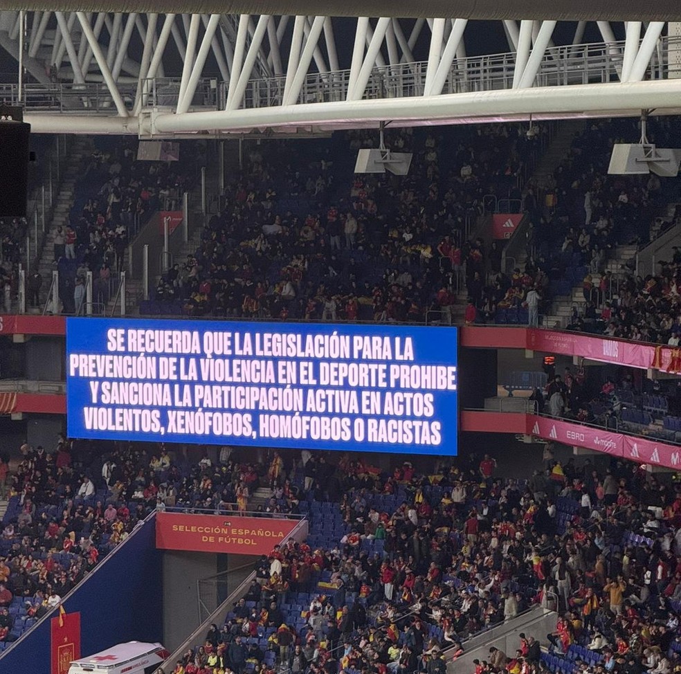 Partida entre Espanha e Egito foi marcada por cânticos islamofóbicos. — Foto: Reprodução X