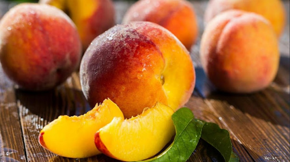 Rodakina Naoussas, tipo de pêssego cultivado na Grécia — Foto: Reprodução/@agravianews