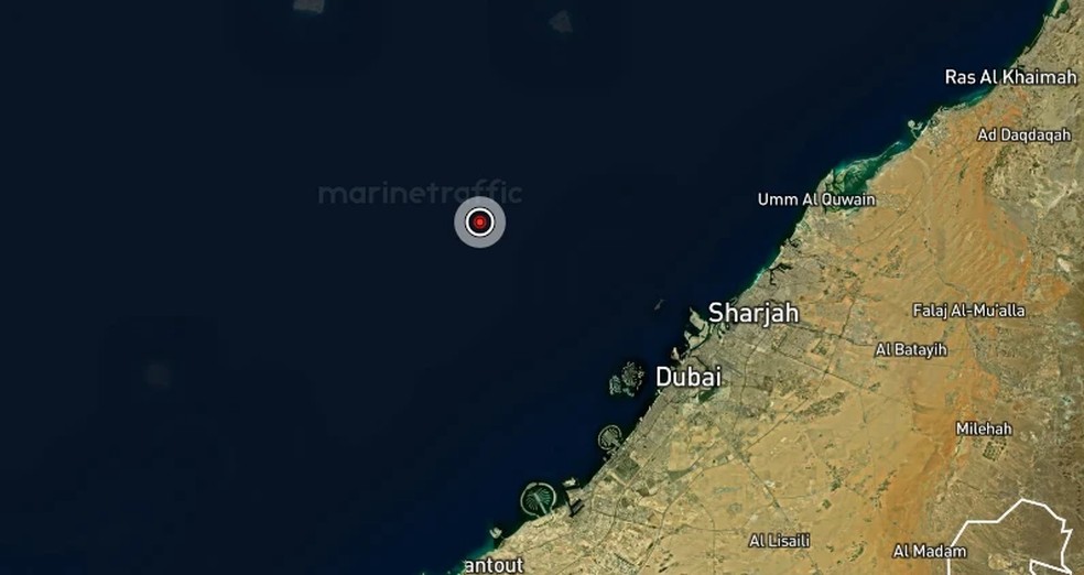 O navio Al-Salmi está transmitindo sua posição, indicada no mapa pelo ponto vermelho, no Golfo Pérsico, ao largo da costa dos Emirados Árabes Unidos — Foto: Marinetraffic via BBC
