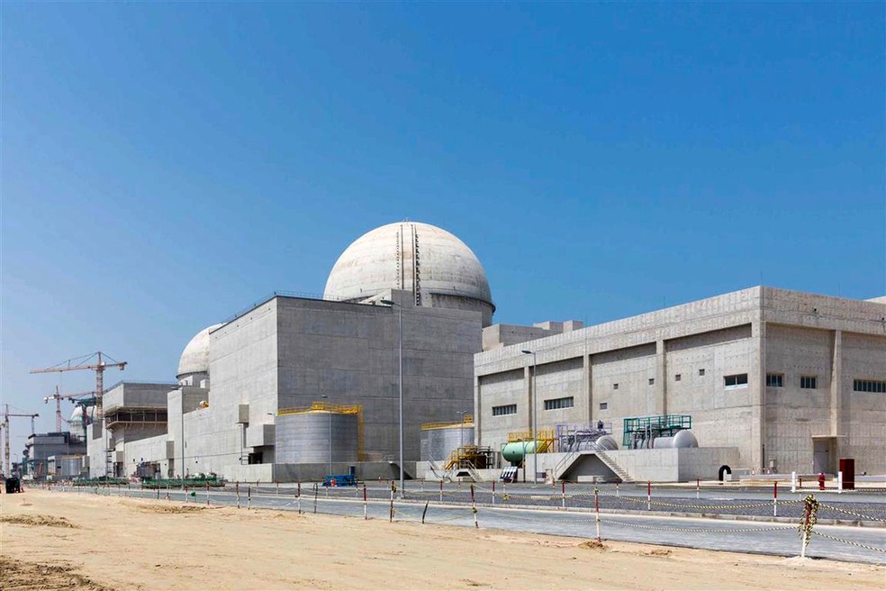 ARQUIVO - Usina nuclear de Barakah, quando ainda estava em construção, no deserto ocidental de Abu Dhabi. — Foto: Arun Girija/Emirates Nuclear Energy Corporation/WAM via AP