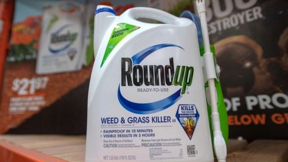 Monsanto lançou o glifosato no mercado em 1974, sob o nome comercial Roundup. — Foto: AFP