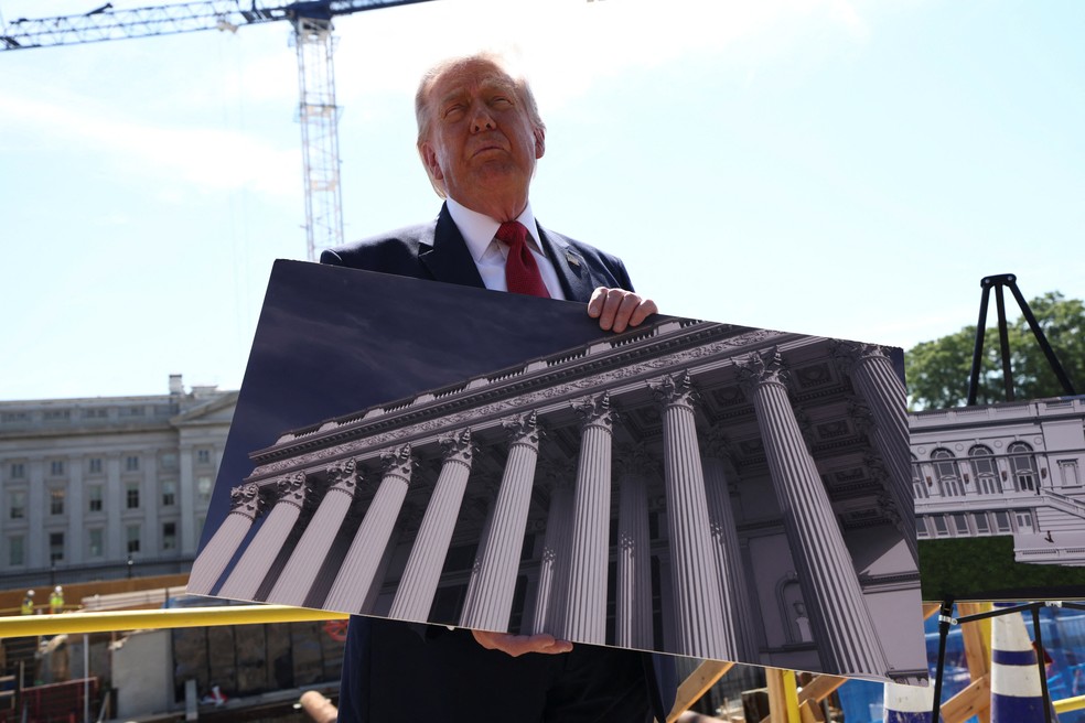 Donald Trump segura foto do projeto do ballroom da Casa Branca em coletiva de imprensa nesta terça (19) — Foto: REUTERS/Kevin Lamarque