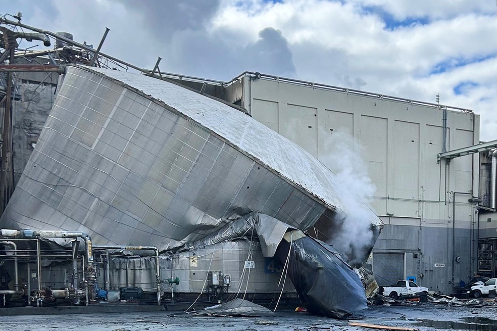 Esta foto, fornecida pela cidade de Longview, Washington, mostra os danos estruturais na fábrica da Nippon Dynawave Packaging Co., após a implosão de um tanque contendo líquido perigoso, na terça-feira, 26 de maio de 2026, em Longview, Washington. — Foto: Cidade de Longview via AP