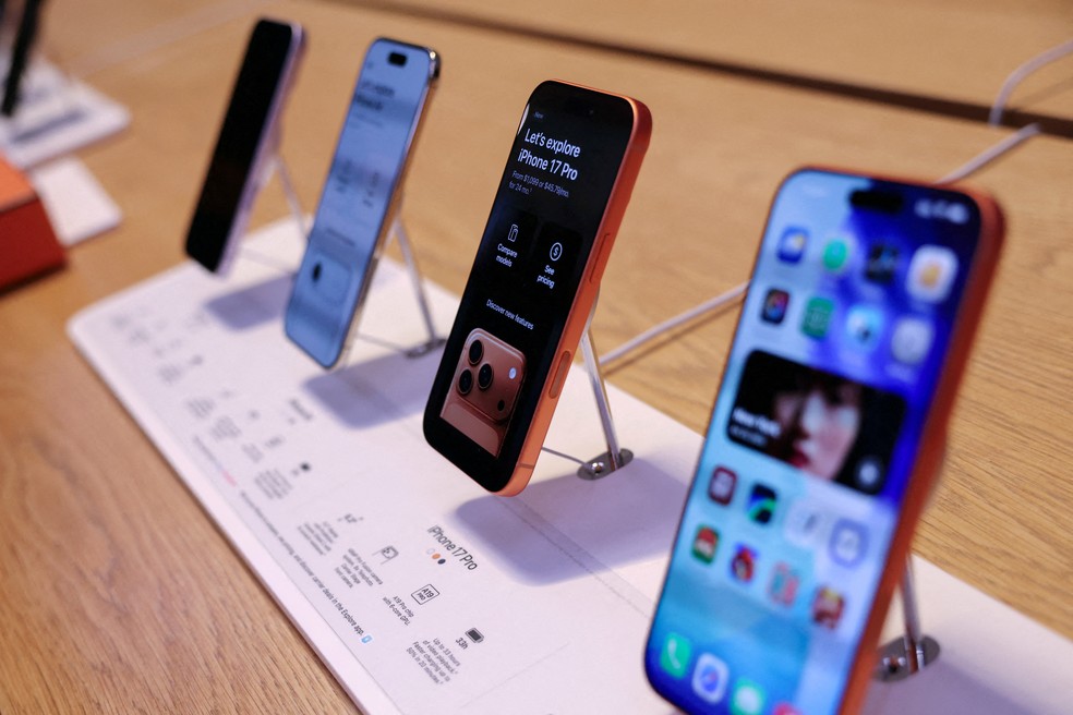 Modelos da linha iPhone 17 em loja da Apple nos EUA, em foto de 19 de setembro de 2025 — Foto: Reuters/Shannon Stapleton
