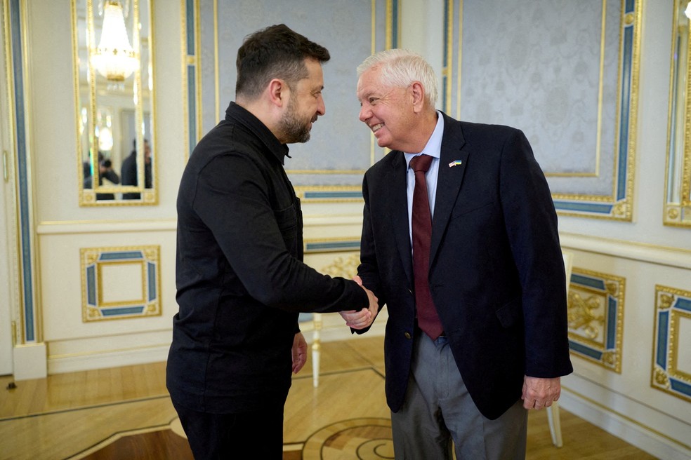 O presidente da Ucrânia, Volodymyr Zelensky, cumprimenta Lindsey Graham antes de encontro em Kiev na sexta-feira (10) — Foto: Serviço de imprensa da presidência da Ucrânia via Reuters